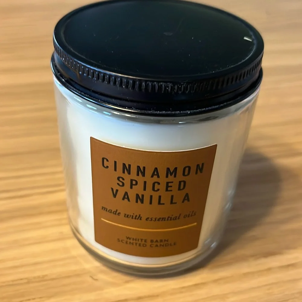 Bath & Body Works Single Wick Candle. Cinnamon Spiced Vanilla.